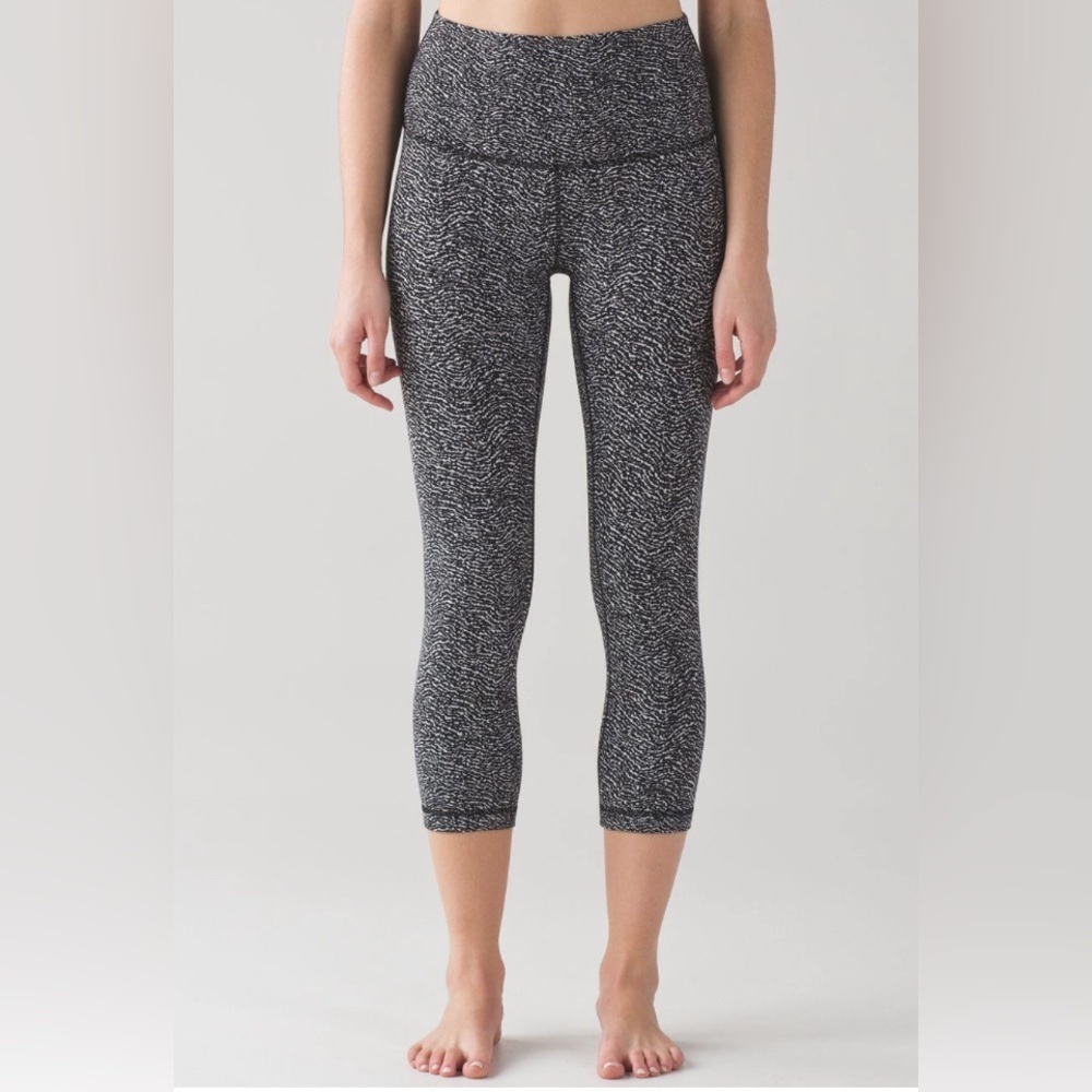 Lululemon Wunder Under Crop (Hi-Rise) (21") Ripple Jacquard Black White 2 EUC